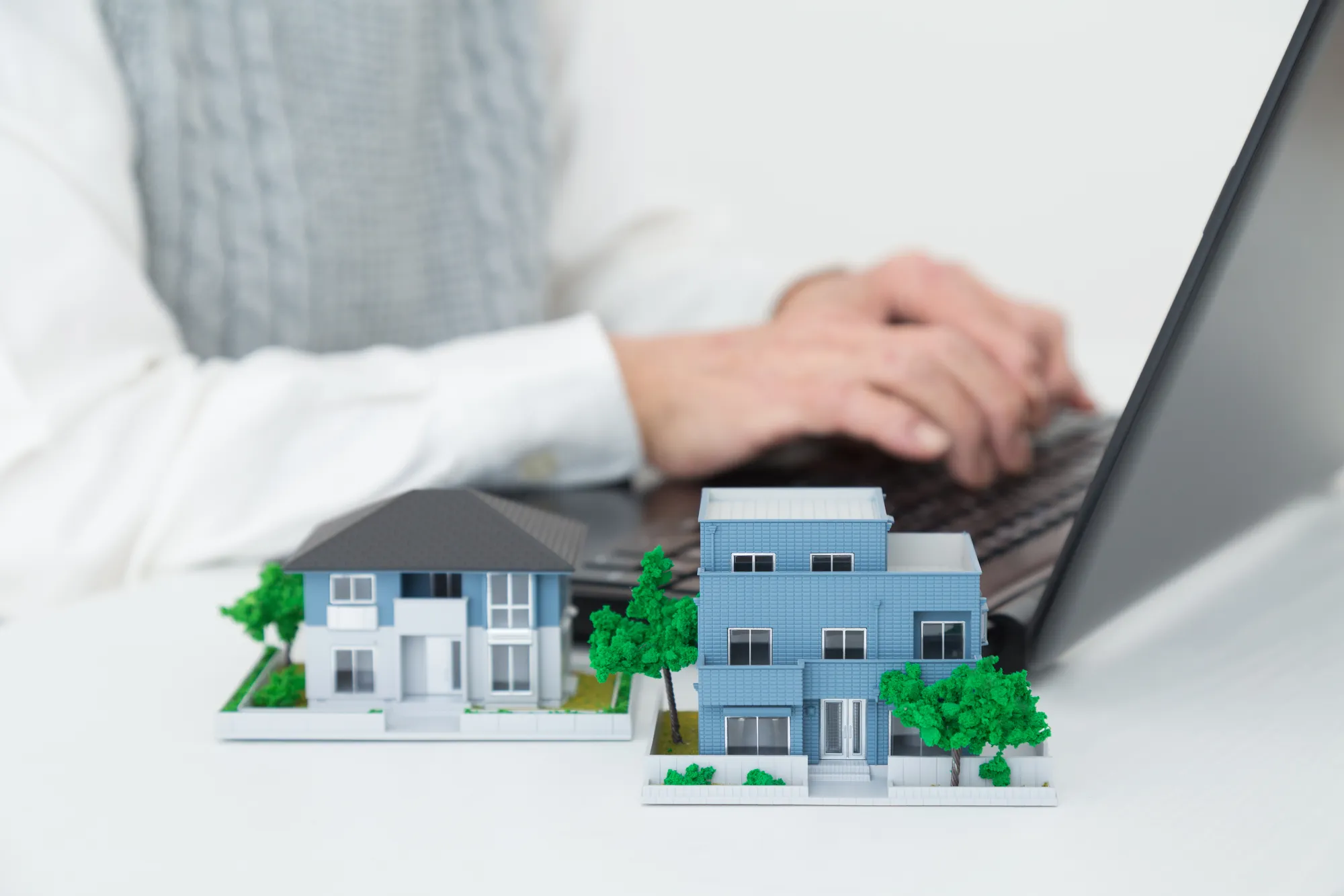 共有持分の不動産を売却するには？流れや費用、共有名義になるケースと問題点を解説