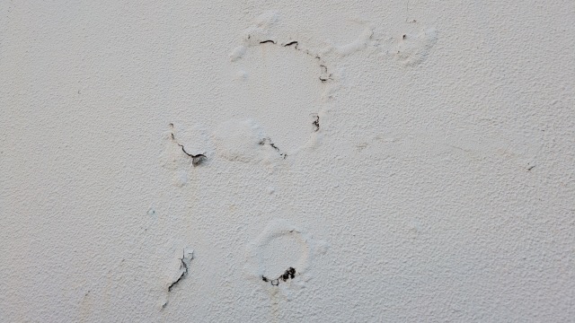 「御殿場市の外壁、湿気より怖い塗装の膨れ」