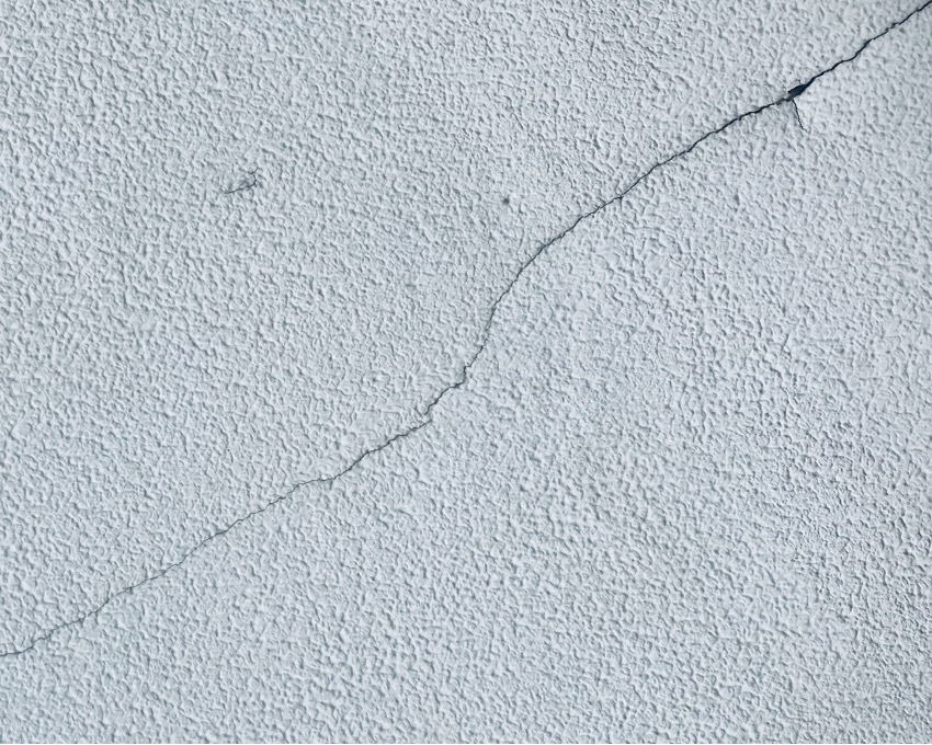 「4～5月御殿場市でよくある外壁のヒビ割れ」