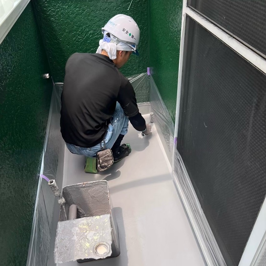 「雨漏りは年越し前に！屋上・ベランダ防水の見直し時期」