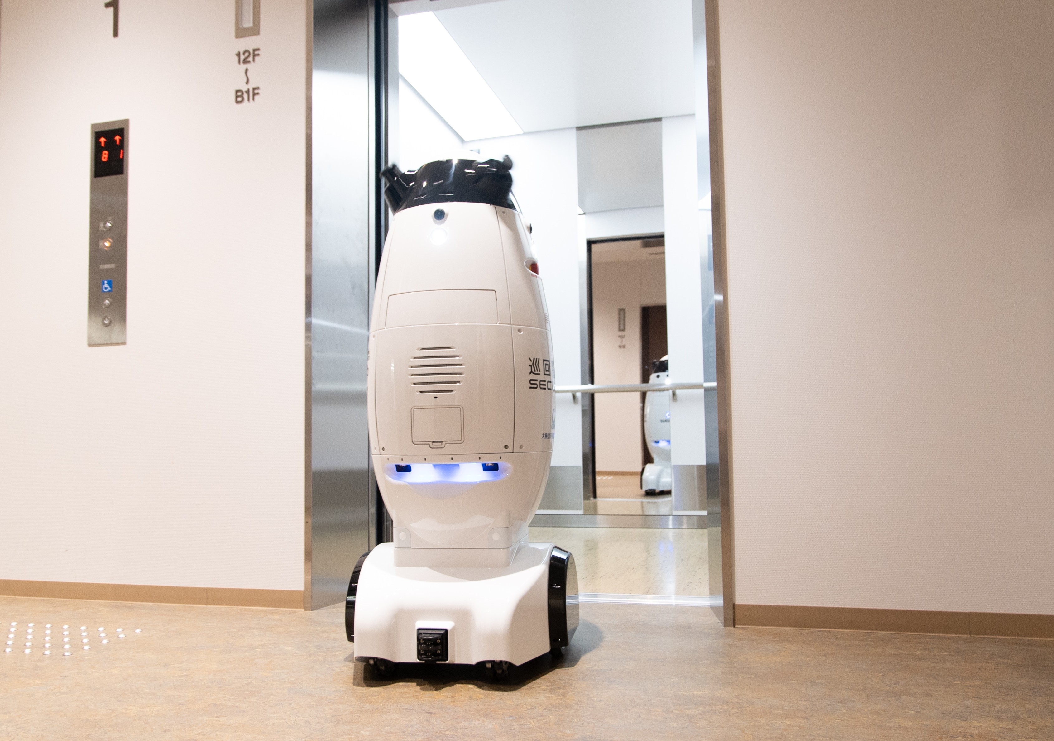 大阪医科薬科大学病院にてエレベーター乗車中のSQ-2  