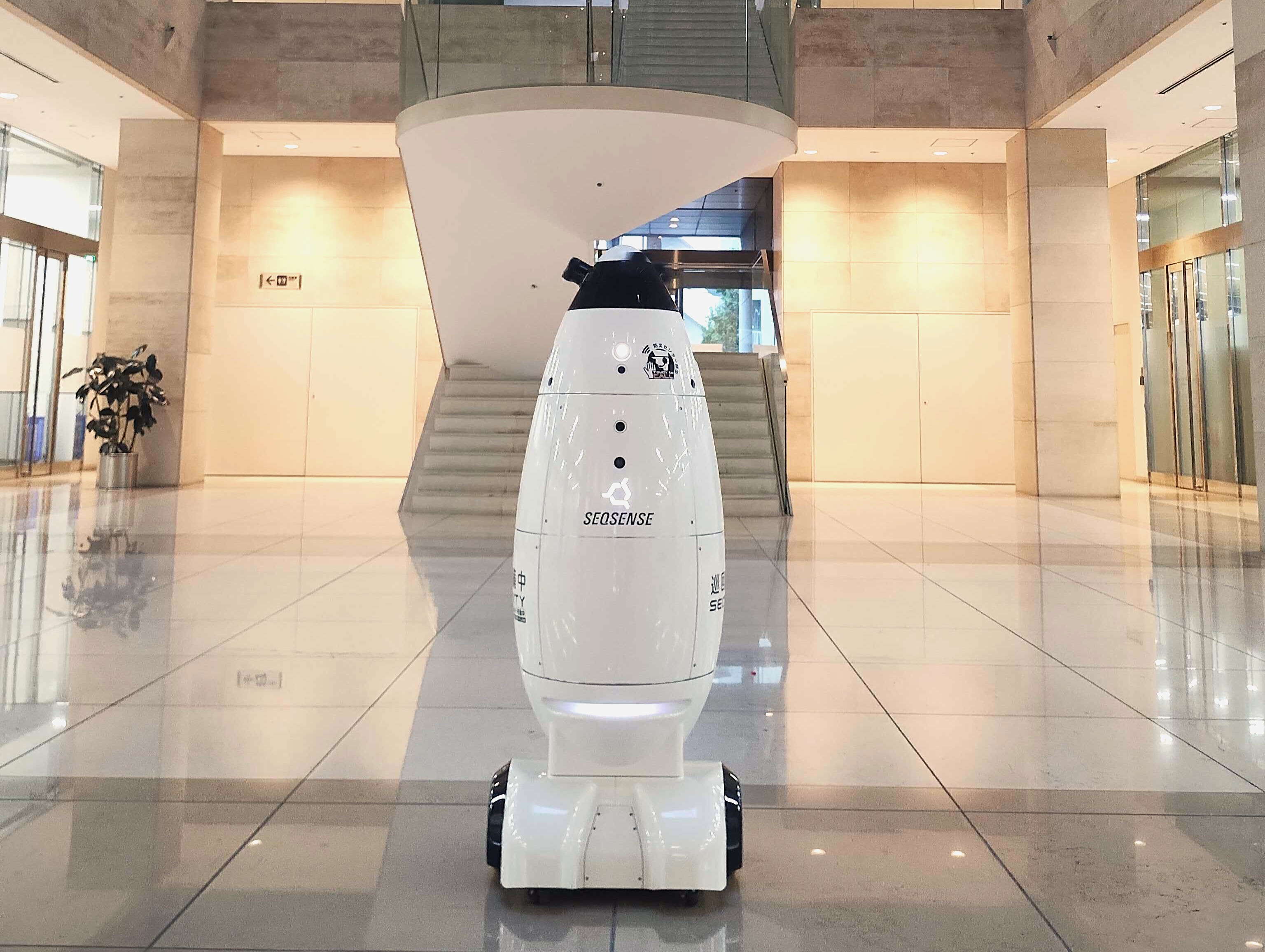 立川センタービルにて 警備ロボット「SQ-2(エスキューツー)」の 本格