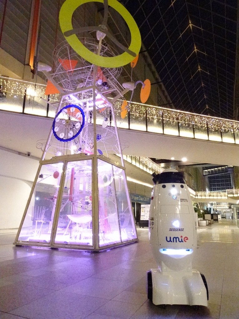 神戸ハーバーランドumieにて警備ロボット「SQ-2(エスキューツー)」の