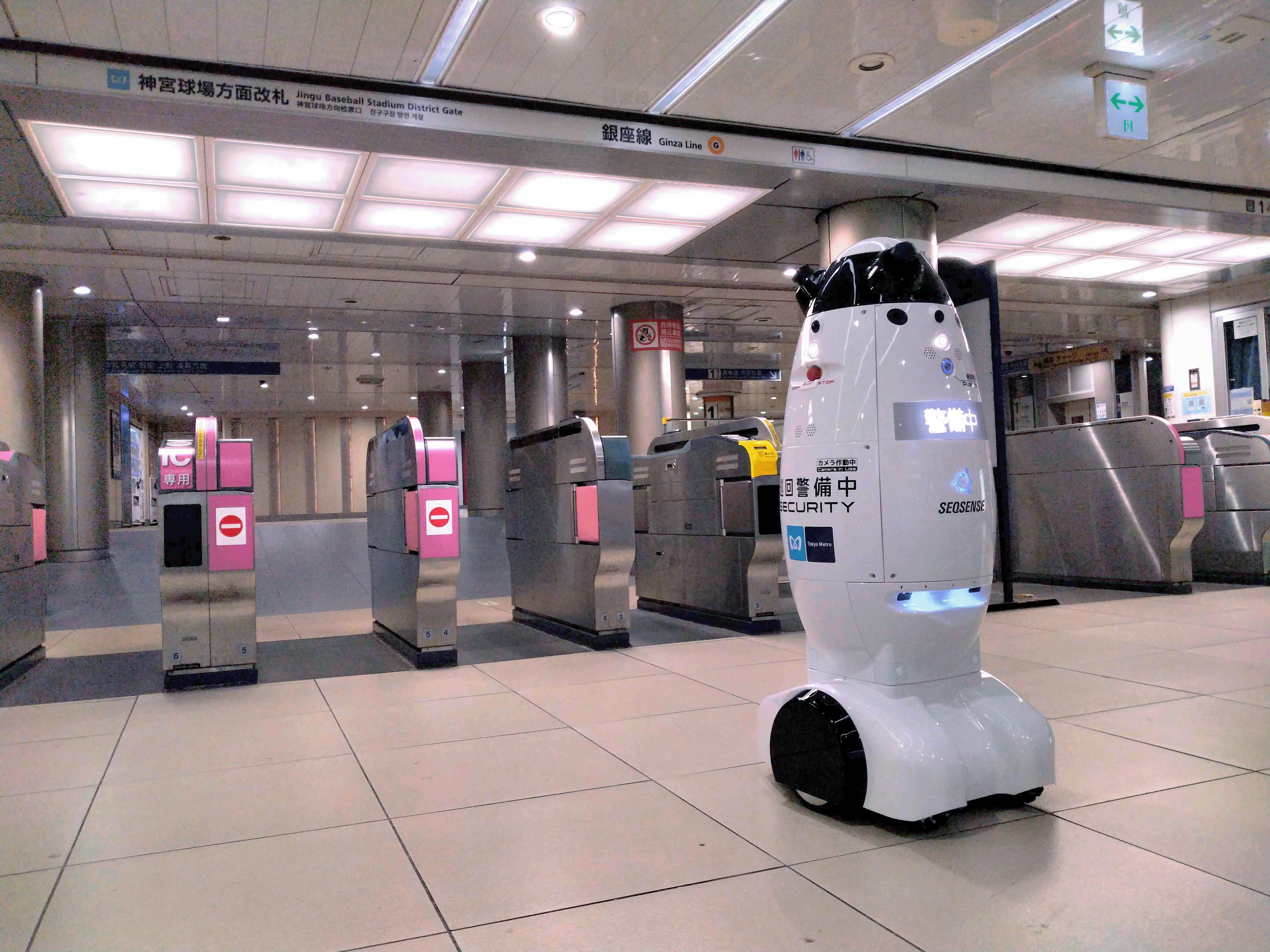 外苑前駅にて実証実験中のSQ-2