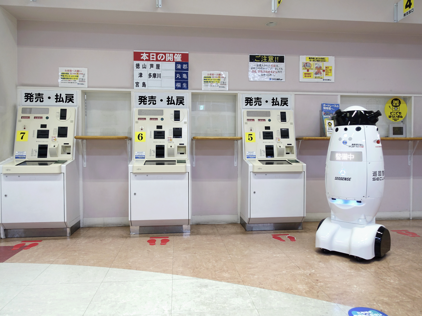 ボートレースチケットショップ鳥取にて 警備ロボット「SQ-2