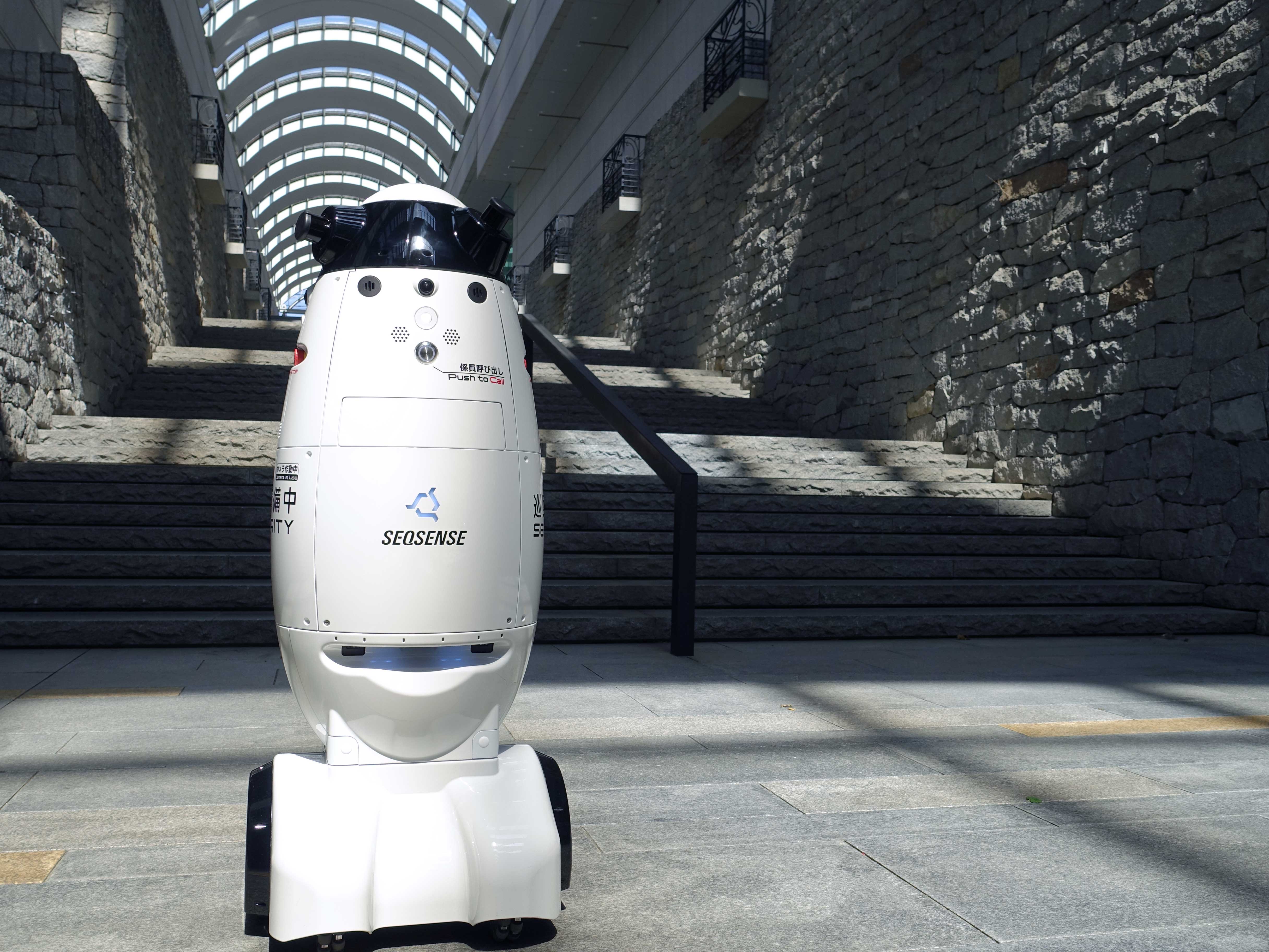東京オペラシティビルにて警備ロボット「SQ-2（エスキューツー