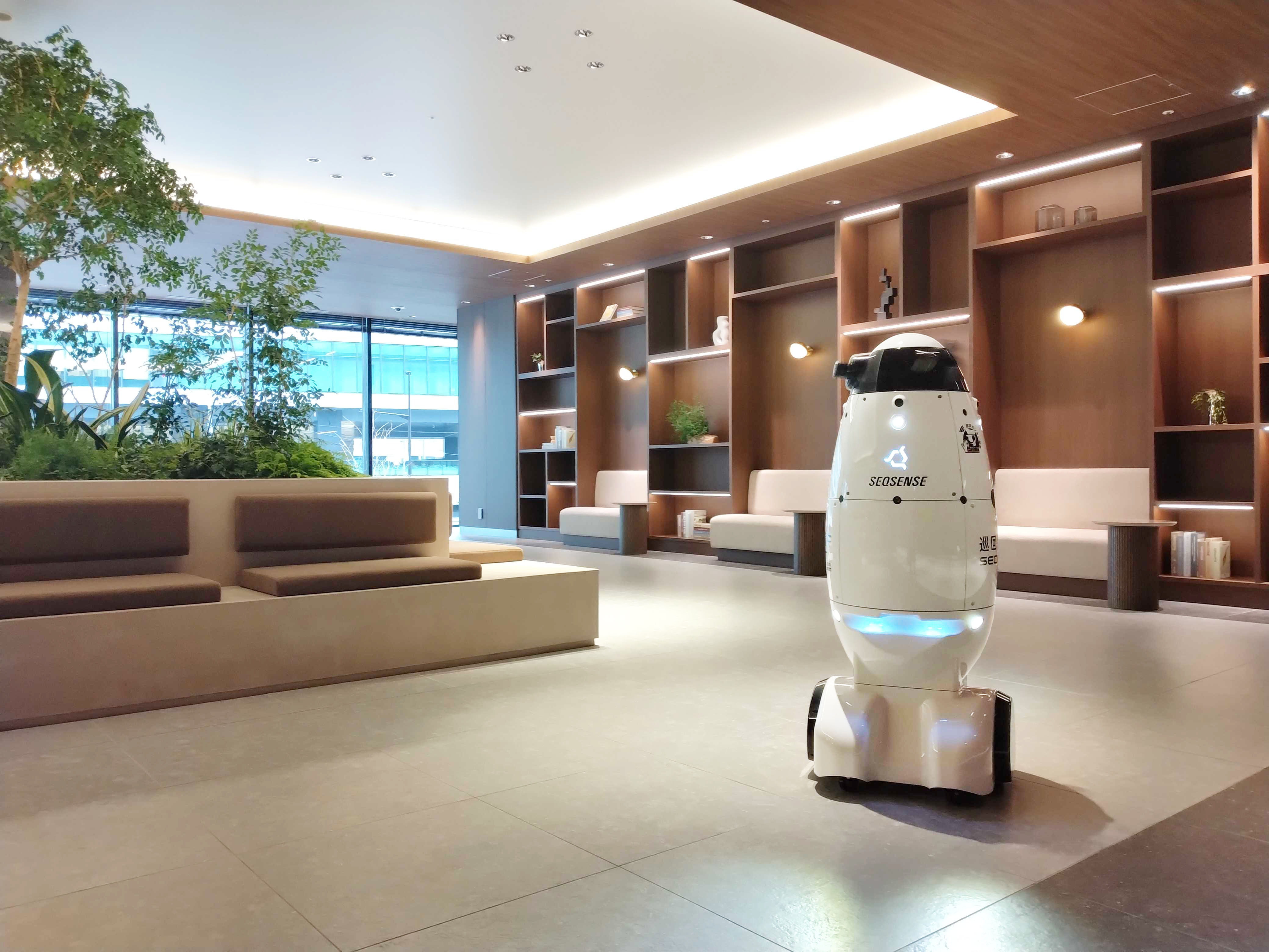 グラングリーン大阪（GRAND GREEN OSAKA）南館にて警備ロボット「SQ-2