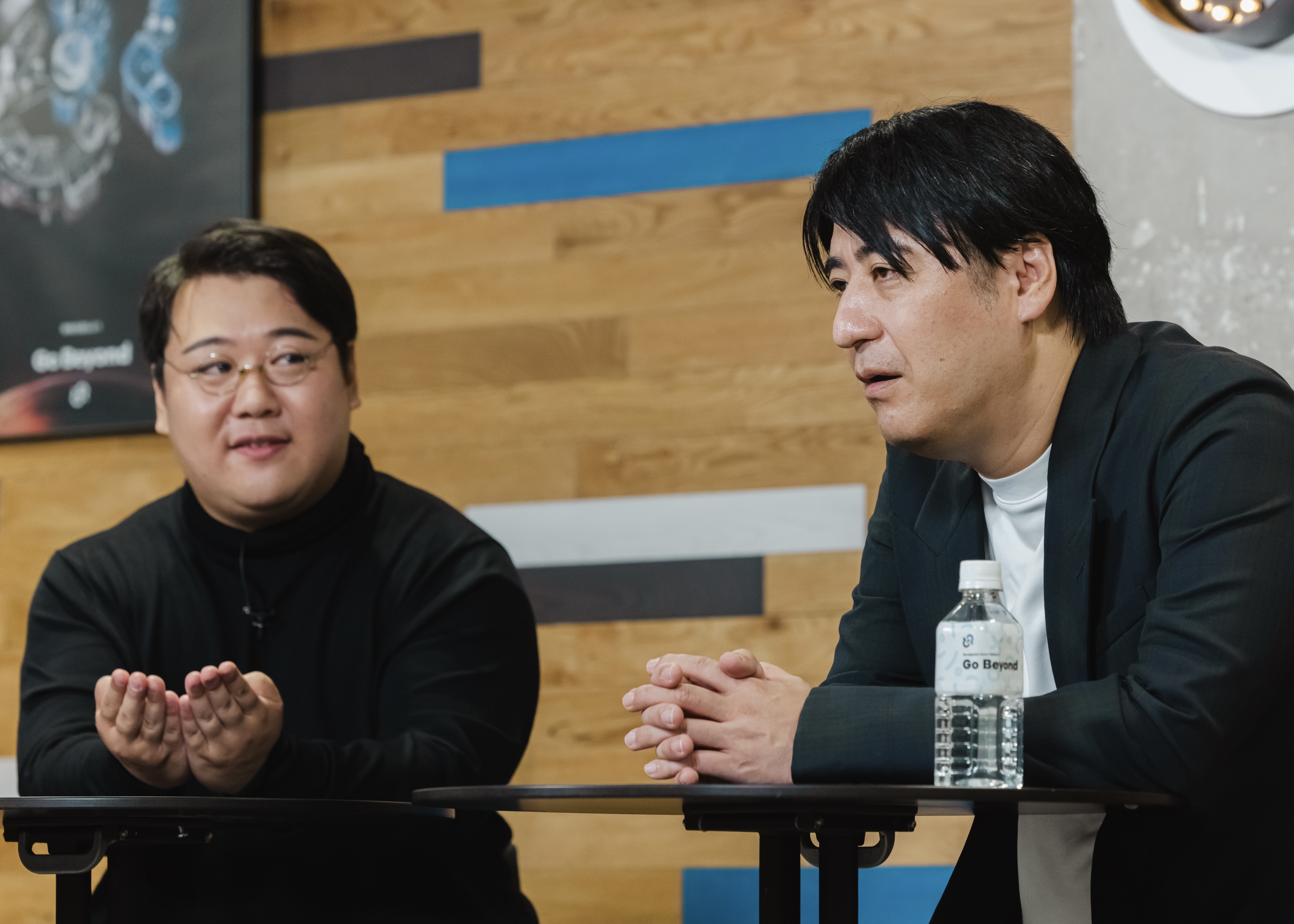 右に佐久間宣行氏、左にラランド・ニシダ氏が着席し、会話する様子