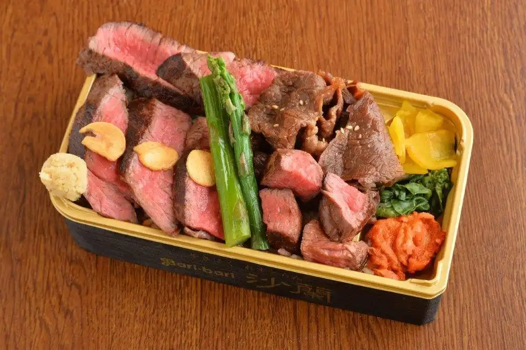 はこだて大沼黒牛のステーキとすき焼きのせ弁当