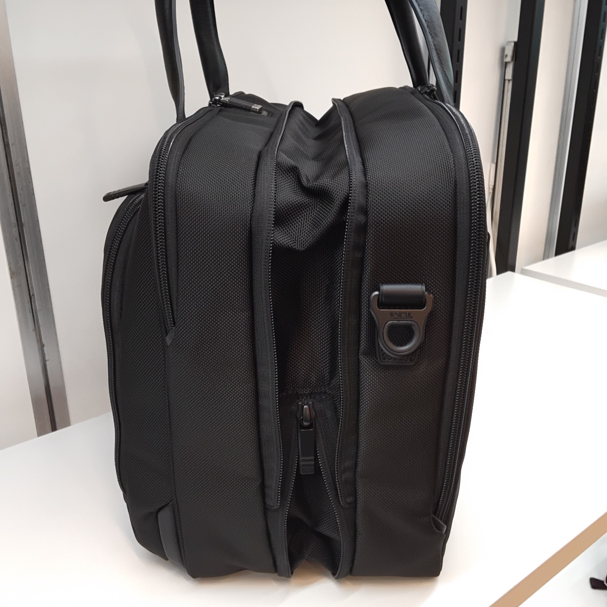 トゥミ ｜ TUMI ALPHA ミディアム・15インチ・エクスパンダブル