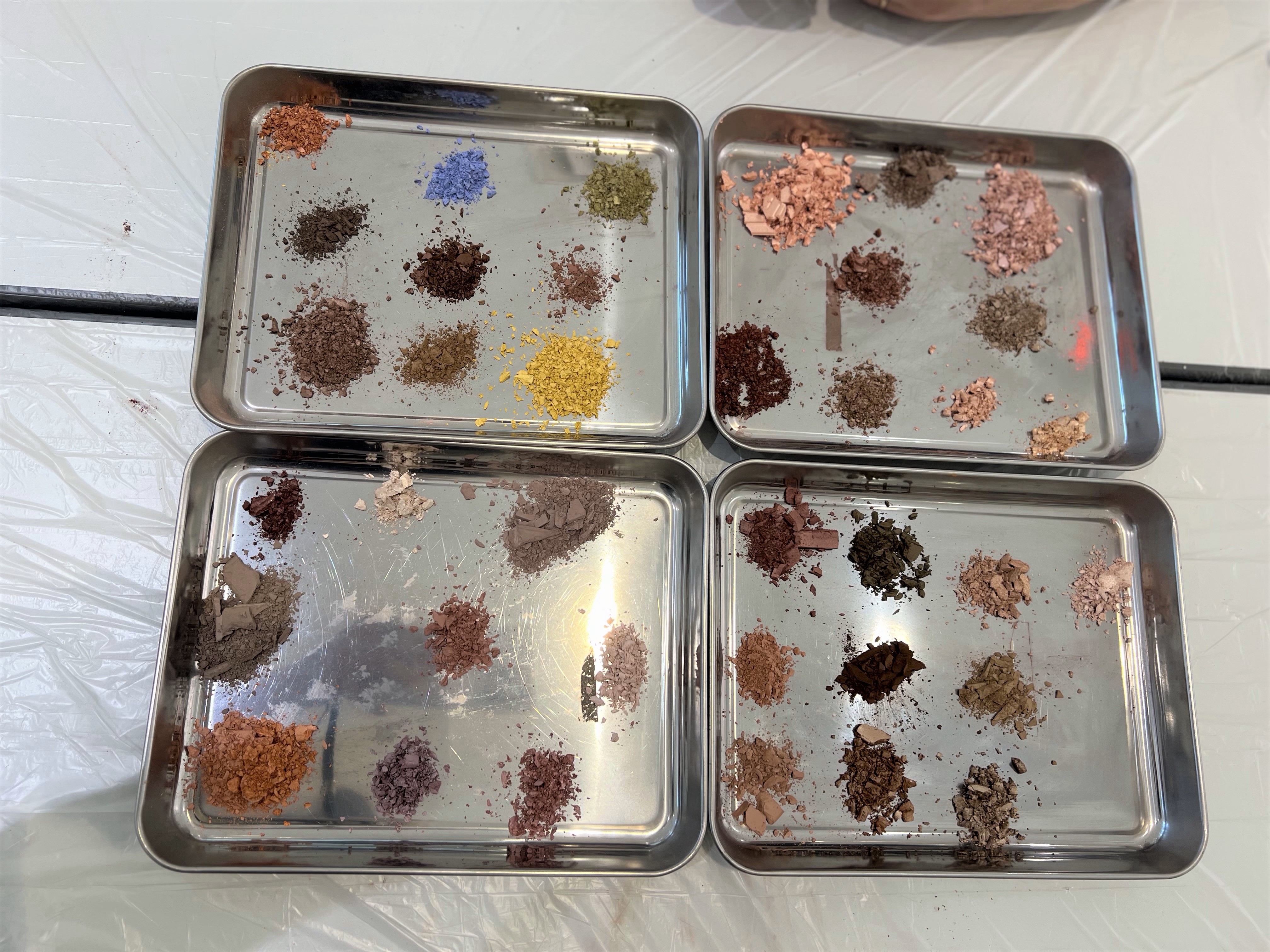 掻き出したコスメを色分け