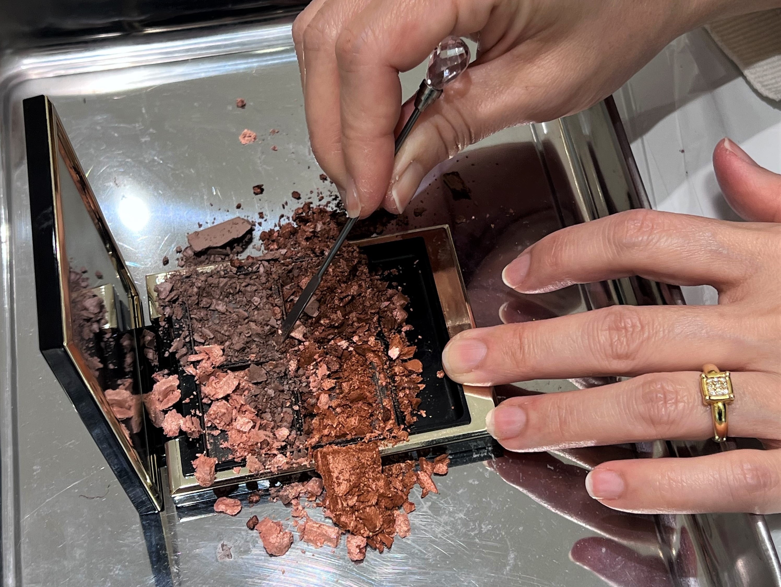 使い残したコスメの掻き出し体験の様子