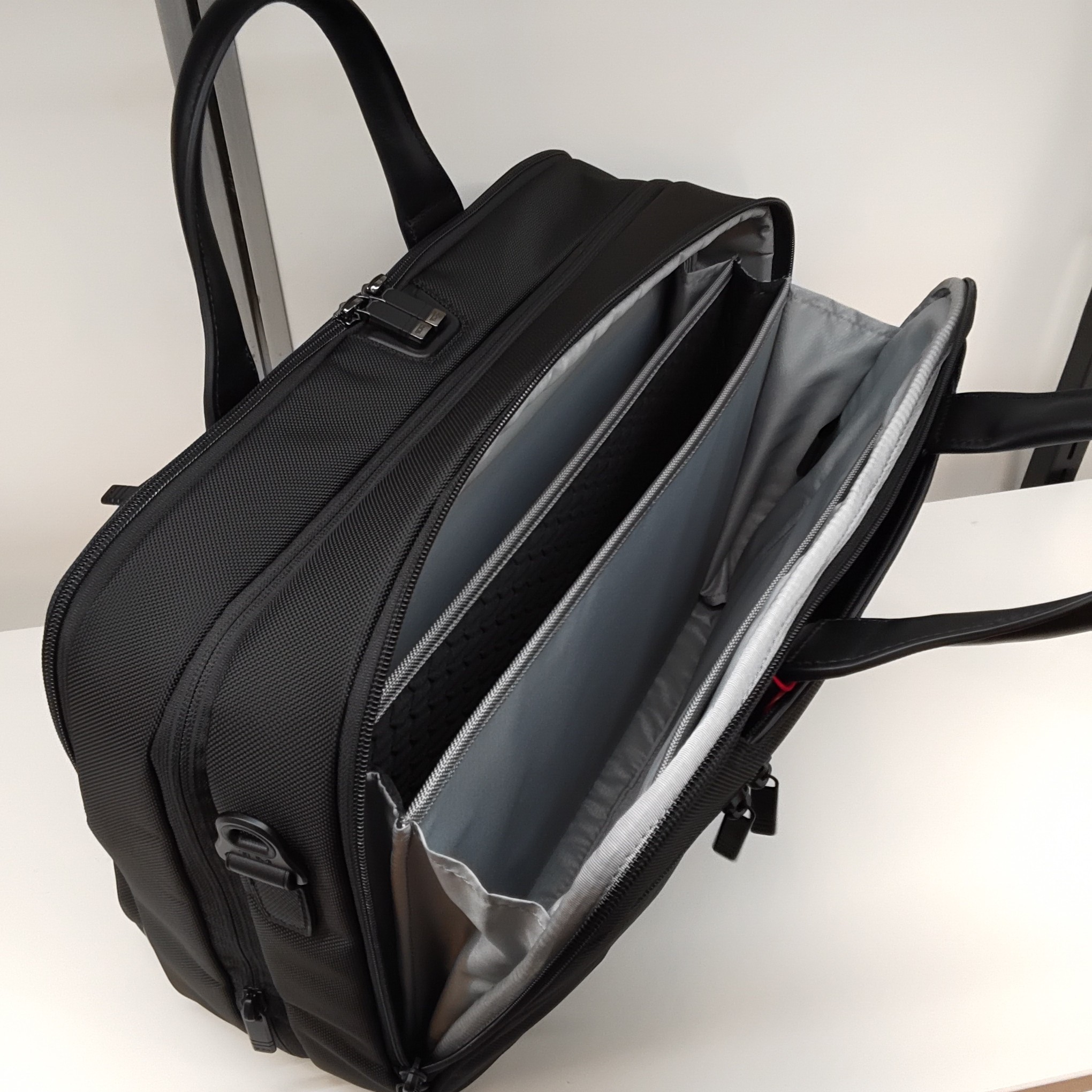 宮*一様 TUMI　エクスパンダブル　ブリーフ TUMI（トゥミ） GWも休まず配送 【並行輸入品】 ビジネスバッグ エクス