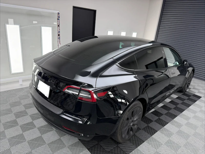Tesla Model 3 断熱スモークフィルム施工 の施工事例
