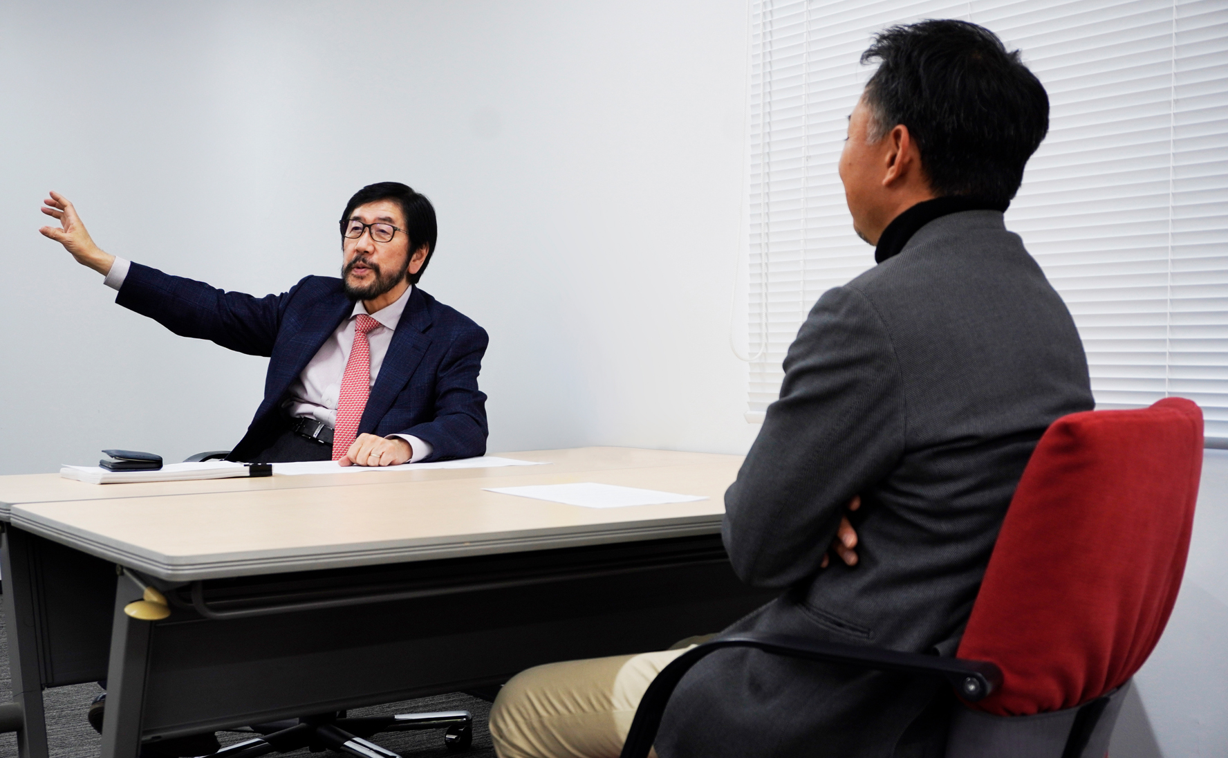 山田と矢野が語る様子