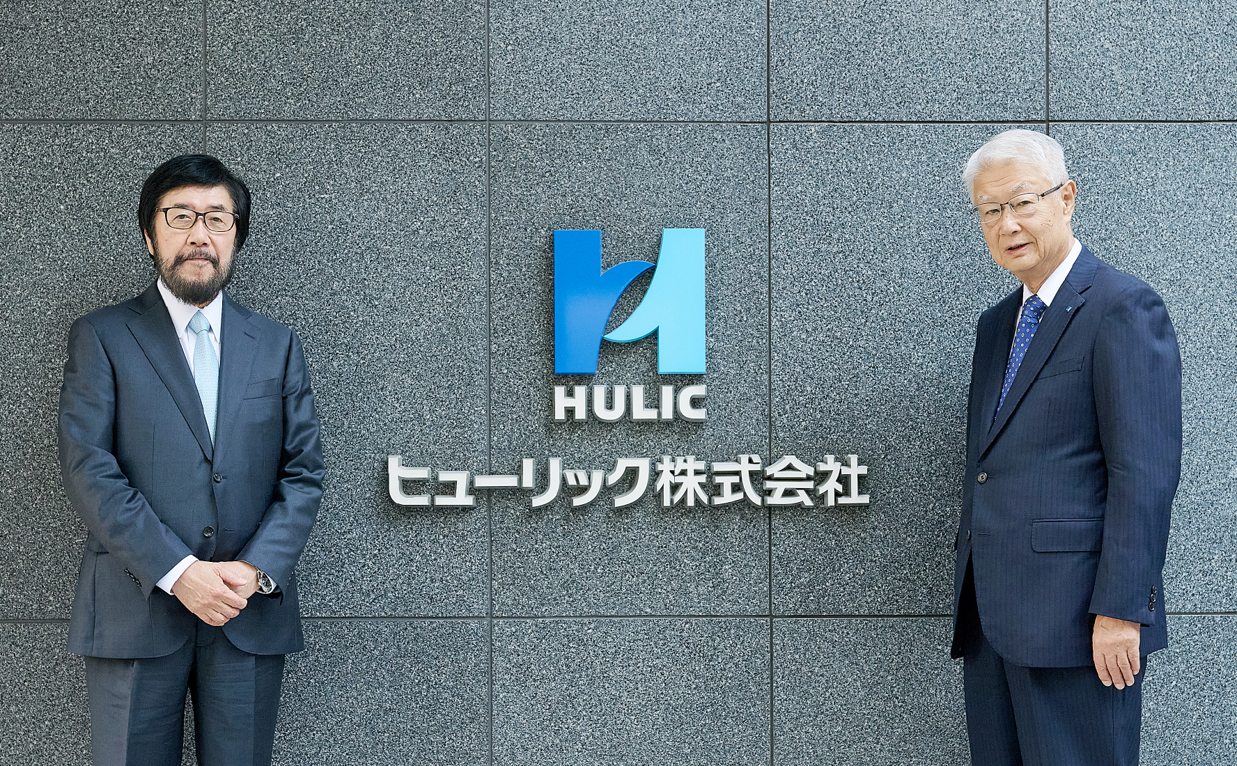 ロゴ前での画像