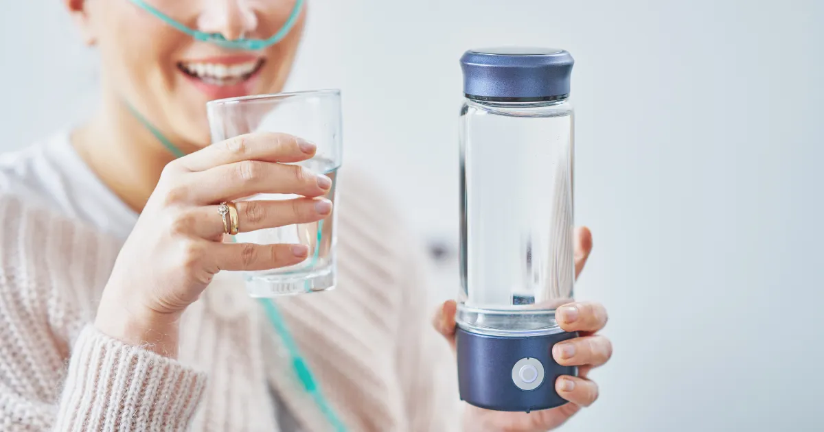 水素水を作って飲んでいる女性