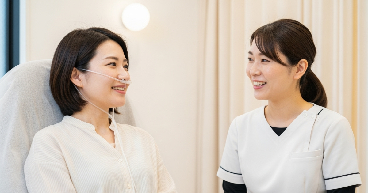 サロンで水素吸入の説明を受けている女性とスタッフ
