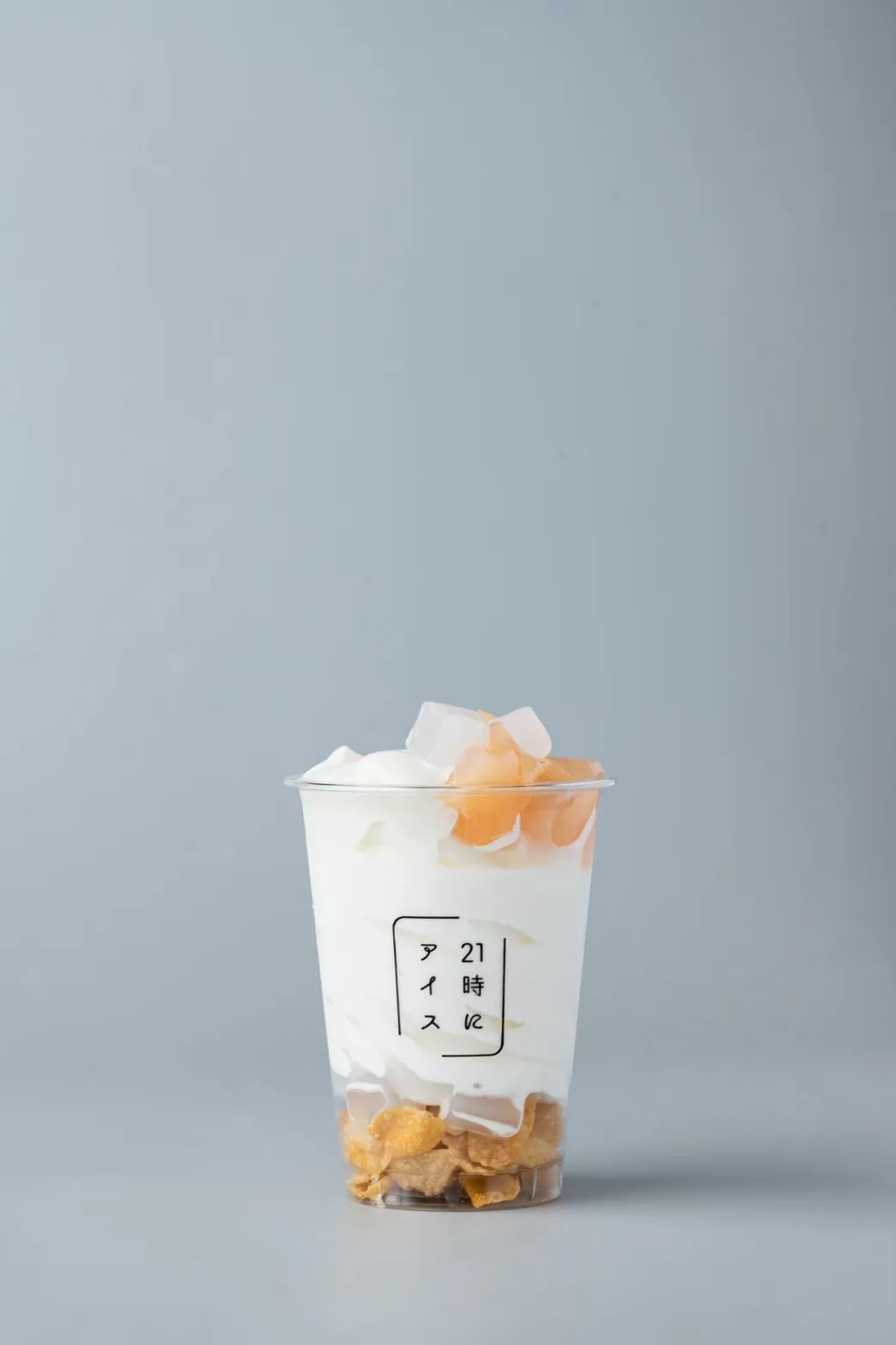 みずみずしい果実が楽しめる「桃とパンナコッタ」— 自家製パンナコッタと桃の爽やかな夜アイス