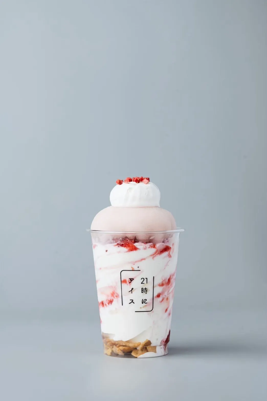 もちもち食感が人気の「いちご大福」— 店舗仕込みの大福と自家製パンナコッタが楽しめる夜アイス