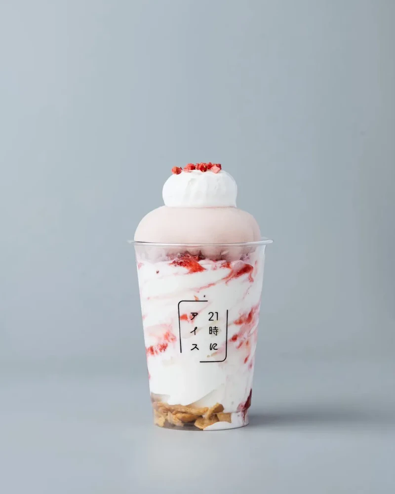 もちもち食感が人気の「いちご大福」— 店舗仕込みの大福と自家製パンナコッタが楽しめる夜アイス