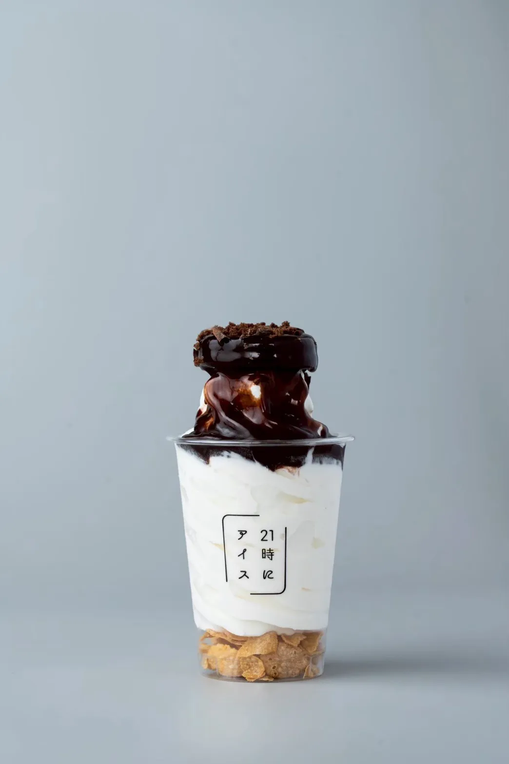 チョコ好き必見「チョコクッキー」— オレオとたっぷりチョコソースが楽しめる夜アイス