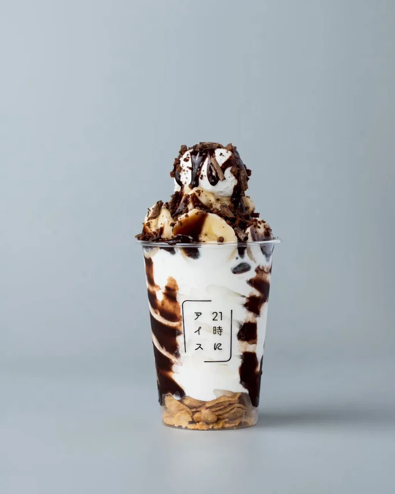 フレッシュバナナが主役の「チョコバナナ」— 毎日仕入れる完熟バナナを使用した人気の夜アイス