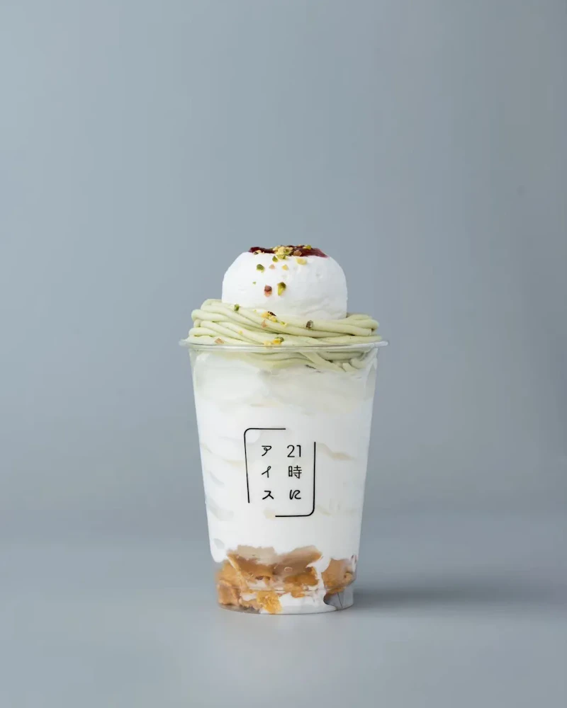 濃厚な香ばしさが魅力「ピスタチオモンブラン」— いちごジャムとピスタチオダイスが彩る贅沢な夜アイス