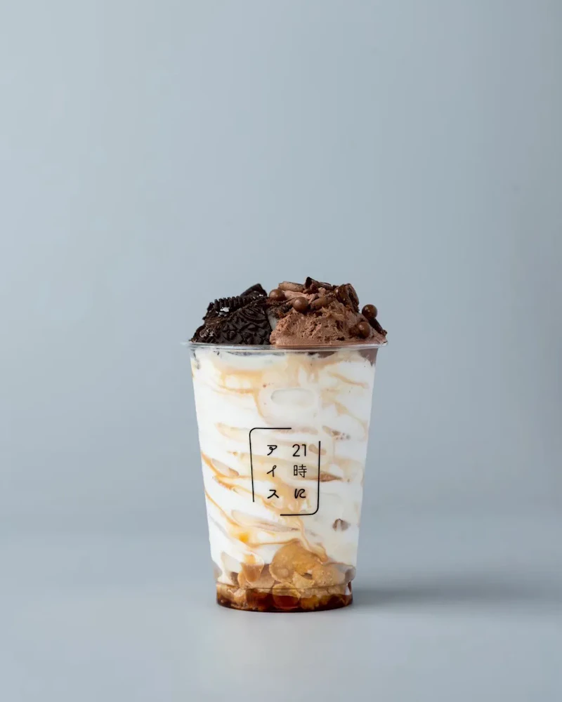 一番人気はこれ。「贅沢生チョコ」— 店舗仕込みの生チョコと北海道ソフトが楽しめる夜アイス