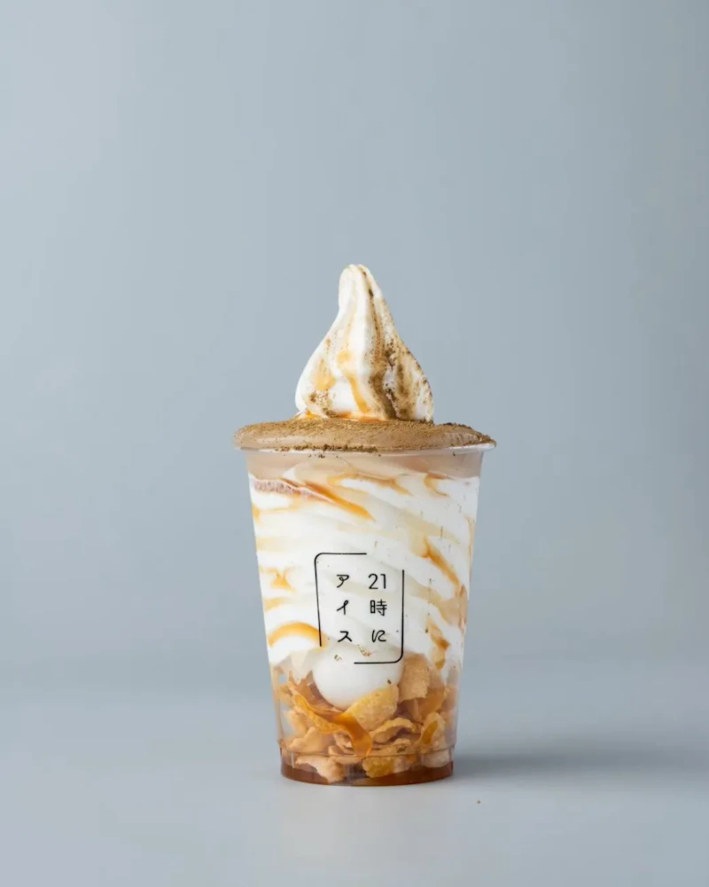 香ばしい和の香りが広がる「ほうじ茶わらび」— とろとろわらび餅と白玉が楽しめる大人の夜アイス