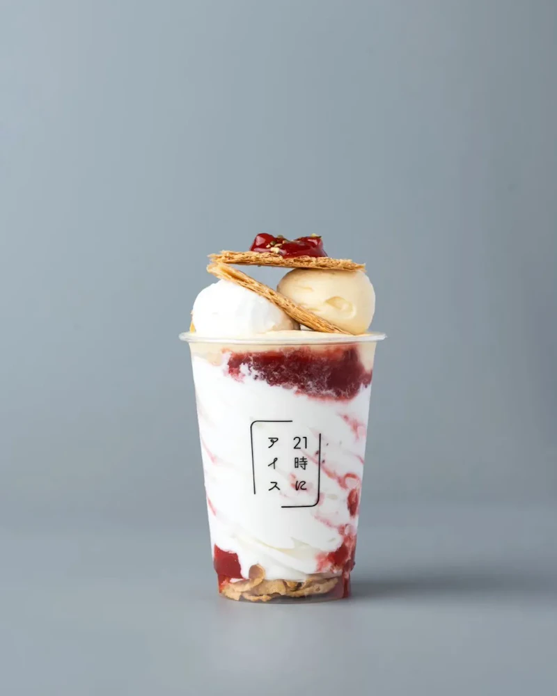 見た目も可愛い「いちごミルフィーユ」— 自家製いちごジャムとサクサク食感が楽しめる夜アイス