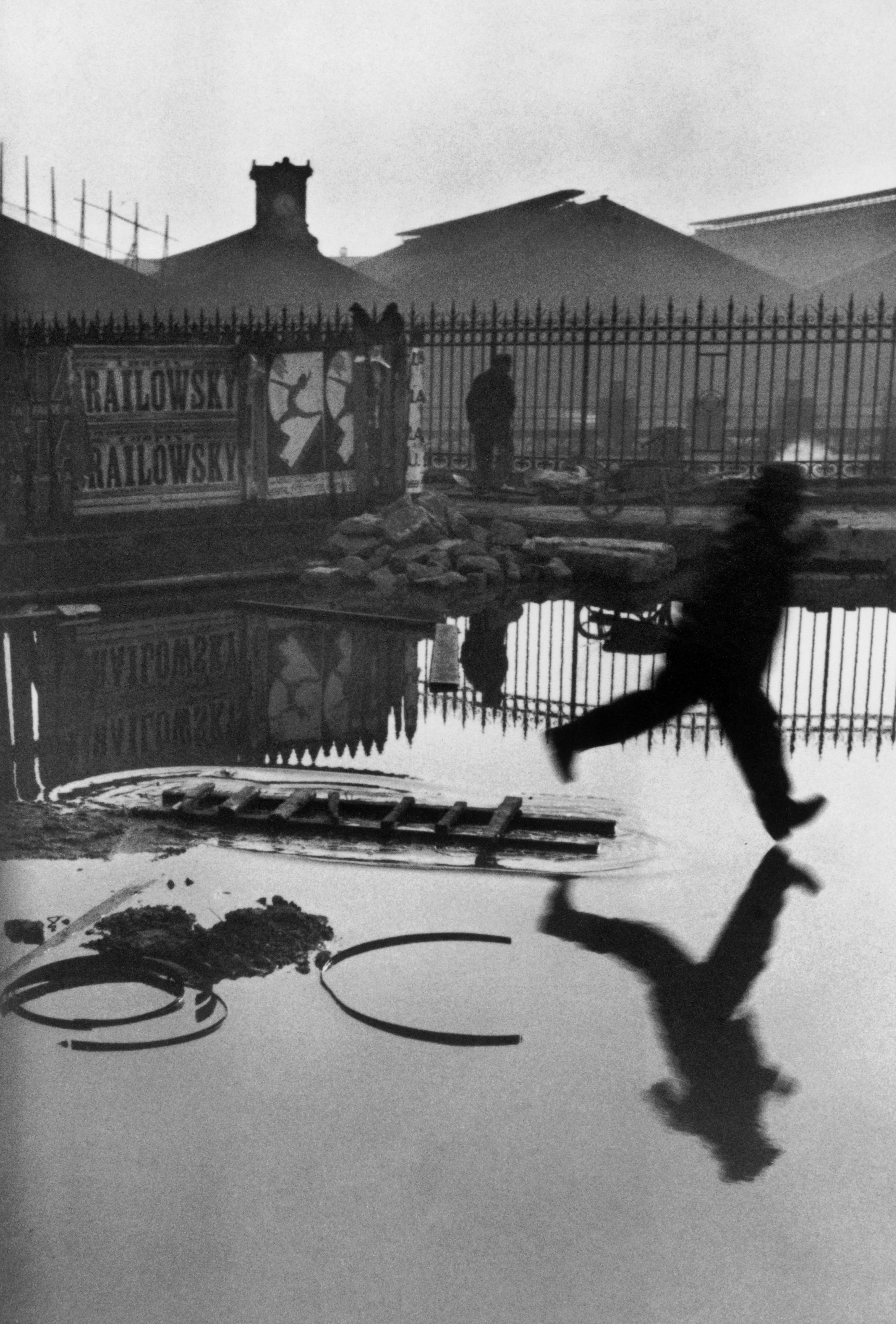サンラザール駅裏 パリ フランス 1932 年 アンリ・カルティエ＝ブレッソン (c)Henri Cartier-Bresson Magnum Photos