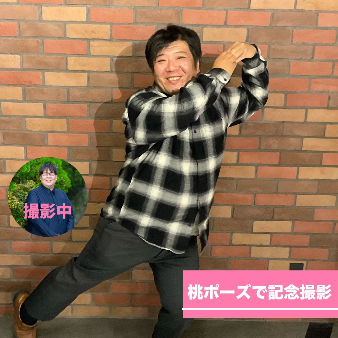 採用コンサルタント・堀井智行さんが桃ポーズで記念撮影。親しみやすい人柄とユーモアが伝わる一枚。