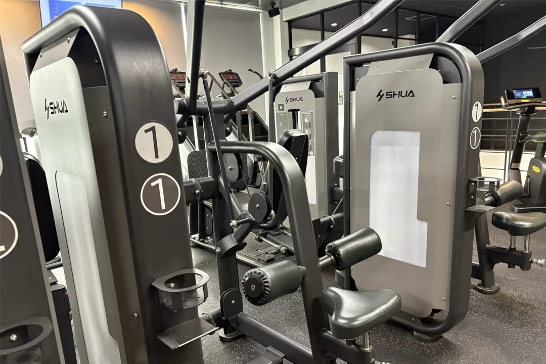 RETIO BODY DESIGNのライトゾーンの写真。それぞれのトレーニングマシンに番号が貼られていて、初心者が迷わないように使用順序を表している