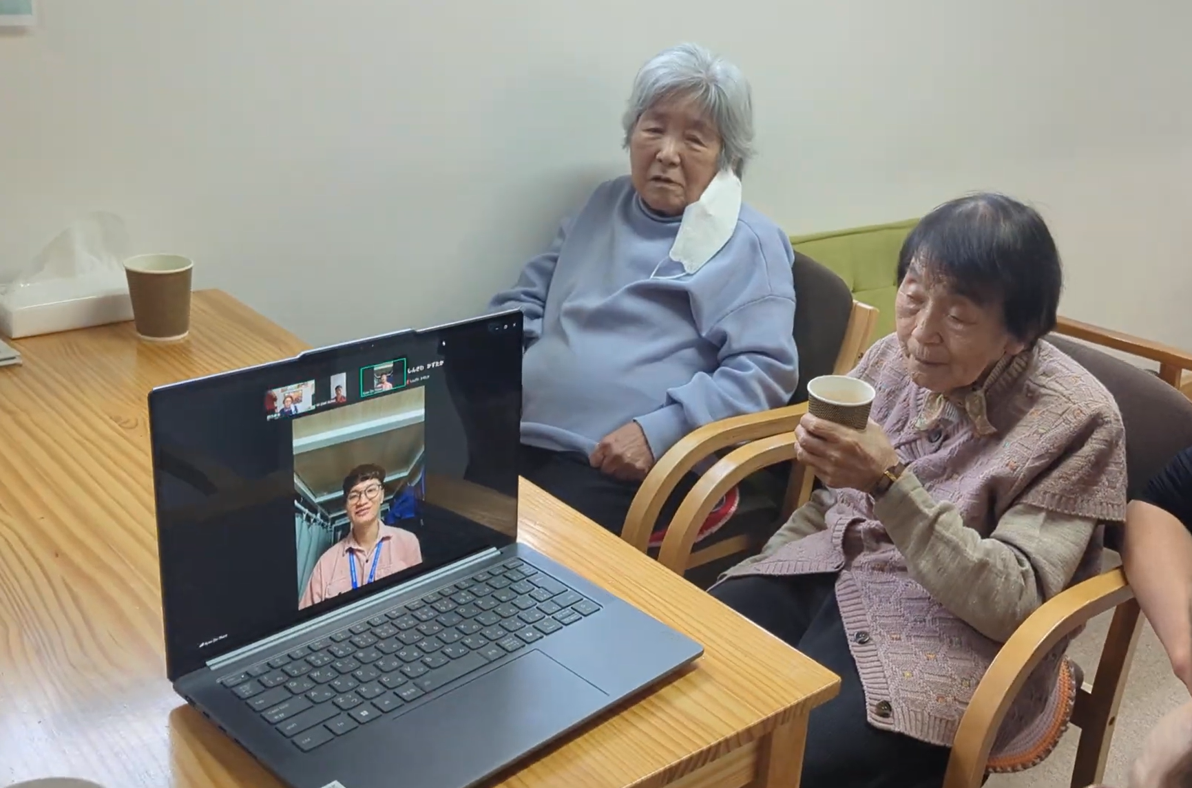 お茶を飲みながら和やかに歓談