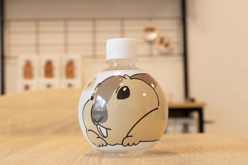 かわいい！オリジナルラベルのミネラルウォーター