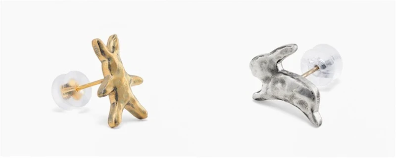 【左】K18YG petit usagi スタッドピアス／【右】 SV925 petit usagi スタッドピアス