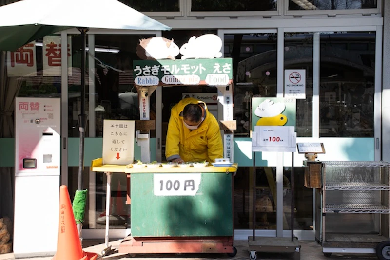 利用者さんと餌売り場