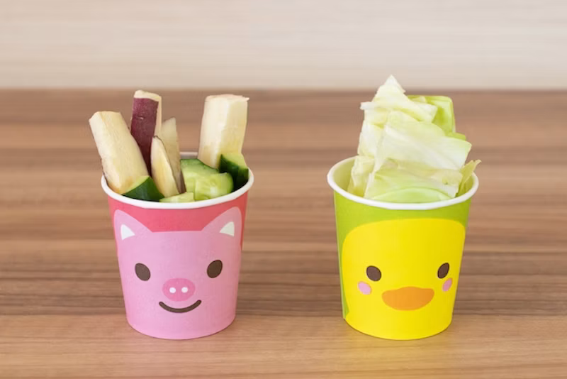 マーモットが元気いっぱいの時は野菜あげ体験も可能 （有料、マーモットの様子を見てスタッフからご案内があった時のみ）