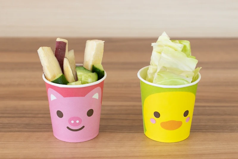 マーモットが元気いっぱいの時は野菜あげ体験も可能 （有料、マーモットの様子を見てスタッフからご案内があった時のみ）