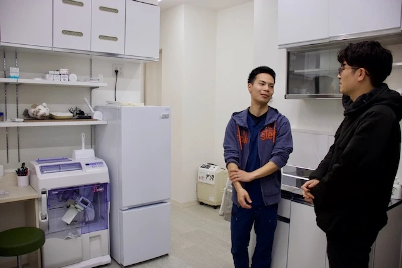 内覧会で質疑応答を受ける様子