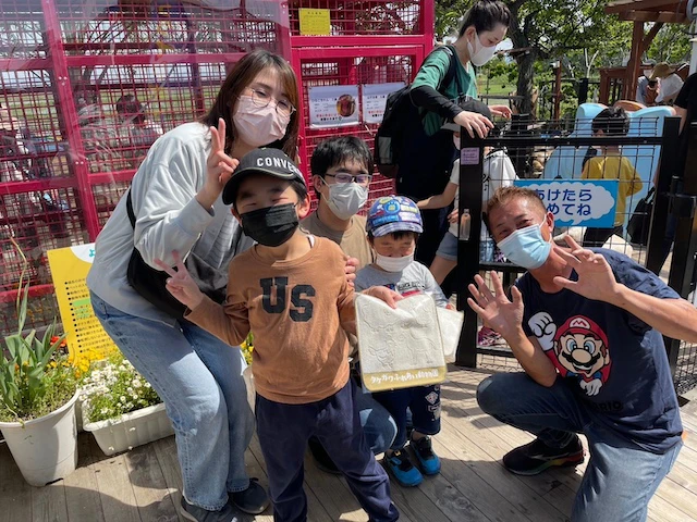 楽しんでいる親子