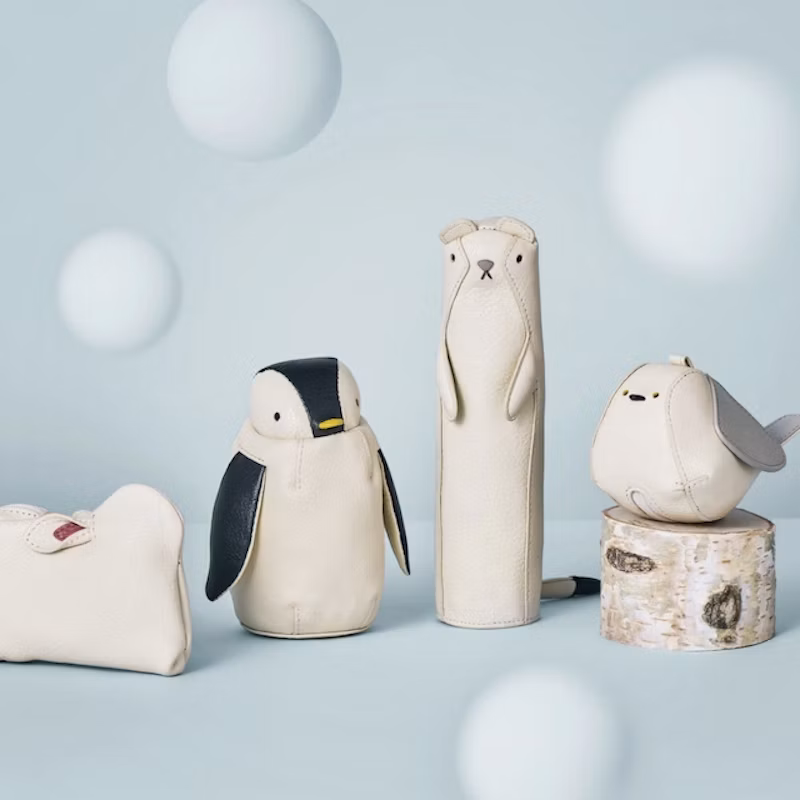 かわいらしい冬の動物仲間。左から1番目：ウワムキ ウサギ ポーチ。左から2番目：ペンギン ポーチ。