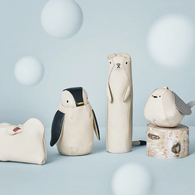 かわいらしい冬の動物仲間。左から1番目：ウワムキ ウサギ ポーチ。左から2番目：ペンギン ポーチ。