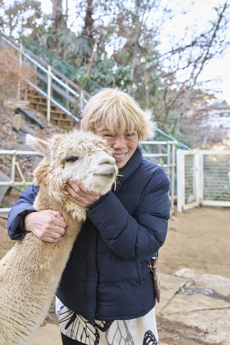『アルパカレイちゃんのヘンテコなしつもん』著者のぎょうぶ としこさん。2026年6月に70歳を迎えるが、初の絵本制作や「東京アルパカベーカリー」の経営など、新たな挑戦を続けている。（撮影：小禄慎一郎）
