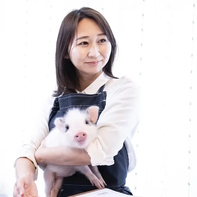 ブタを抱える女性