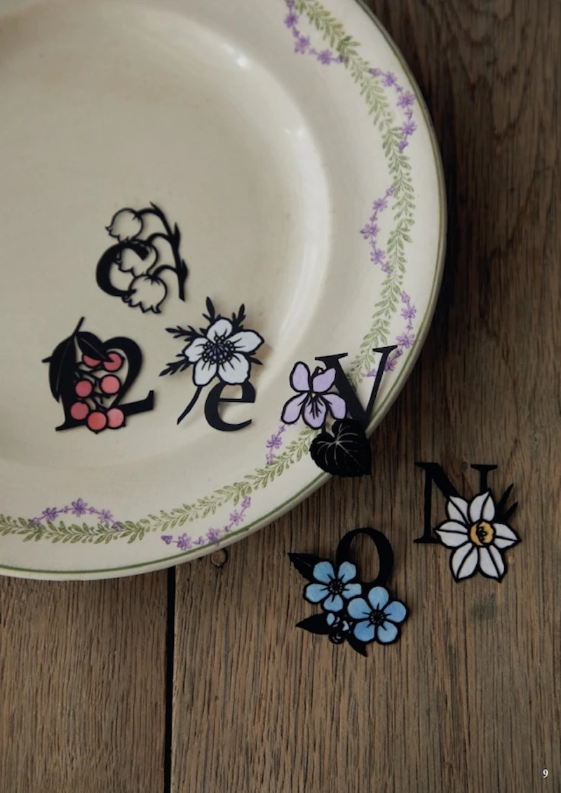 『花と動物の切り絵アルファベット』から Ⓒ朝日新聞出版