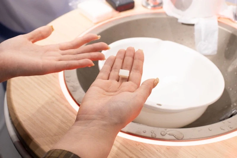 少量を手に取ります