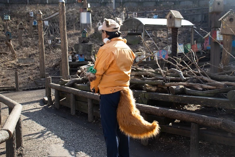 後ろを向く谷園長