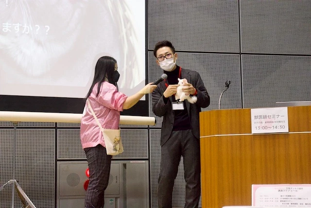チンチラのぬいぐるみを使って実演する様子